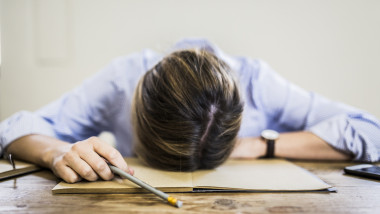 Un bărbat din Cernavodă a încercat să îşi ucidă fosta parteneră, lovind-o cu maşina