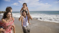 familie pe plaja la mare