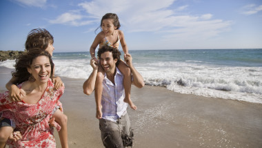 familie pe plaja la mare