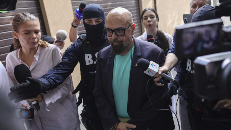 Ofițeri DNA il escorteaza pe directorul ANPC, Cristian Popescu Piedone, la domiciliul acestuia din Bragadiru, 22 iulie 2025.
