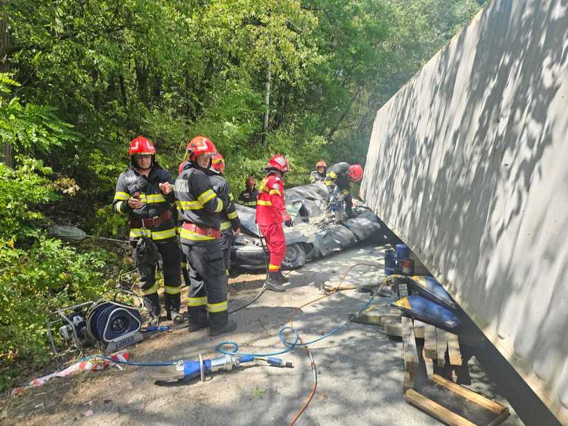 Accident grav în Mehedinți: Un container metalic transportat de un TIR a căzut pe o mașină în trafic și a ucis un om