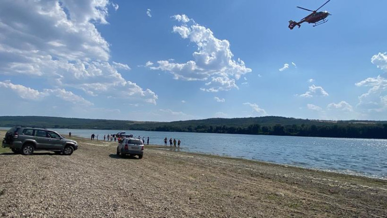 Băiat de 16 ani, dispărut în Dunăre, în județul Dolj: patru scafandri și un elicopter SMURD îl caută