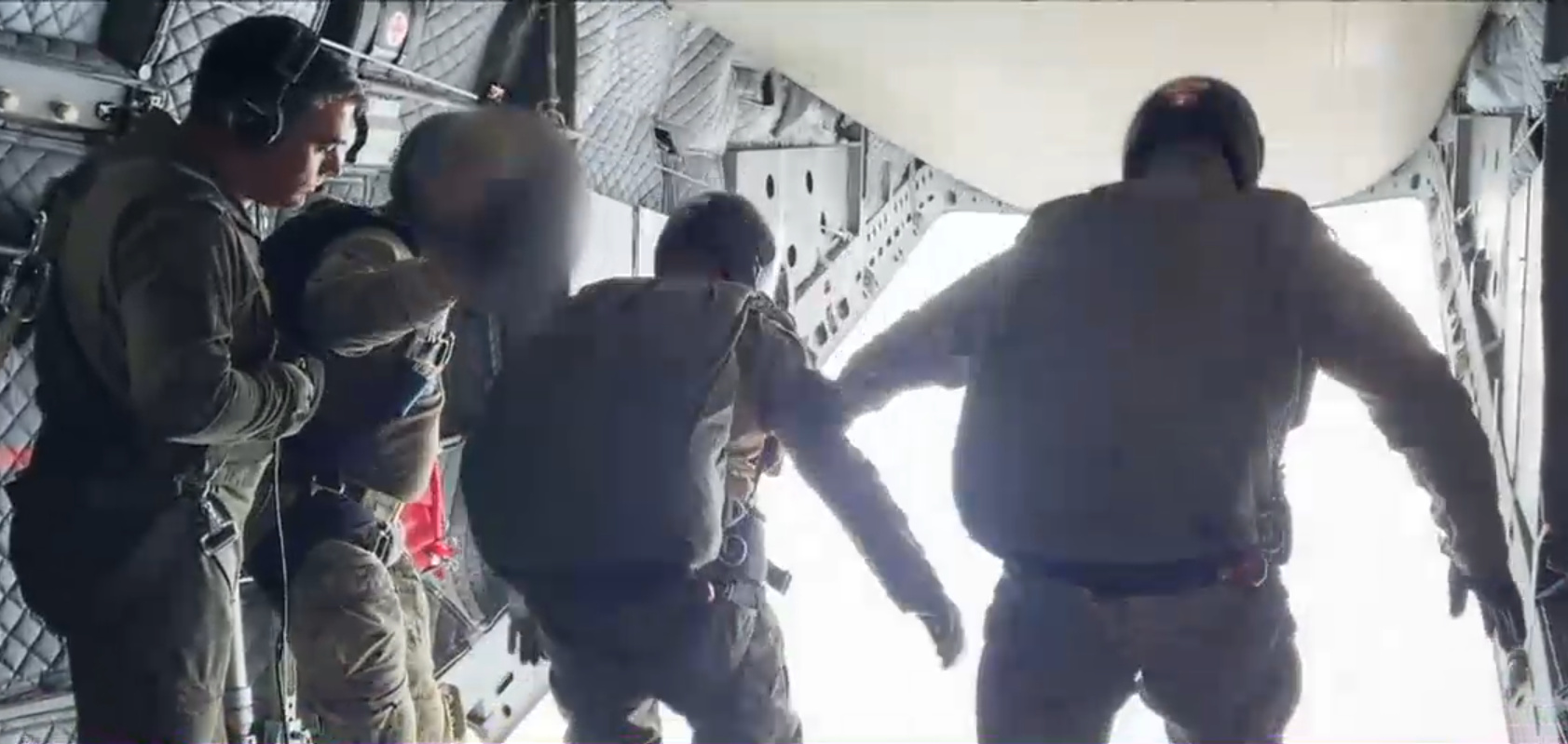 Imagini rare cu saltul militarilor Forțelor Speciale de la 4.000 de metri, în timpul unui exercițiu al Armatei române