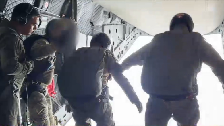 VIDEO  Imagini rare cu saltul militarilor Forțelor Speciale de la 4.000 de metri, în timpul unui exercițiu al Armatei române