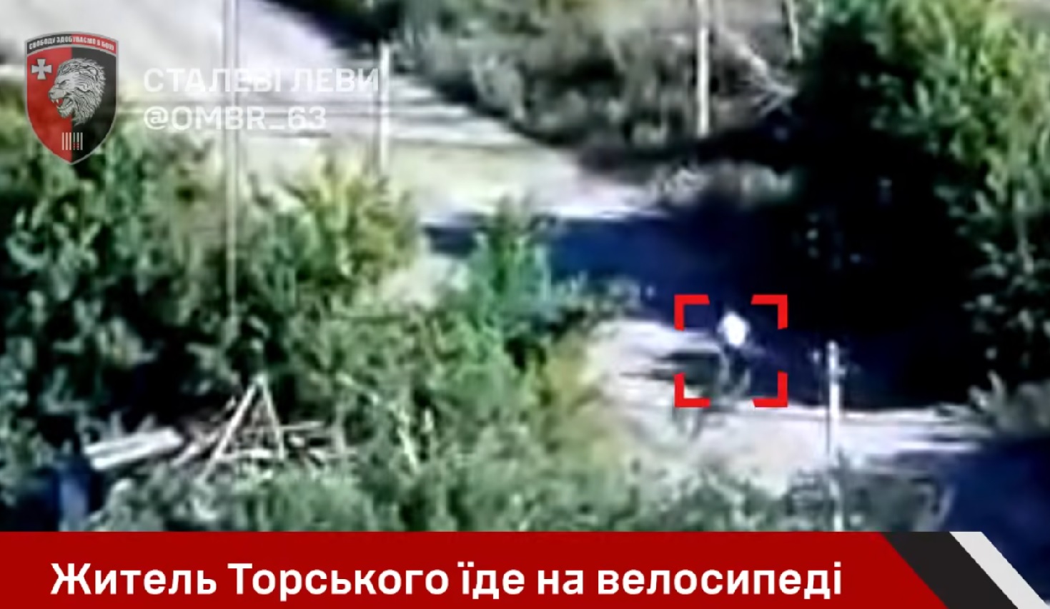 Momentul în care militarii ruși ascunși în tufișuri împușcă un civil pe bicicletă care trecea pe drum
