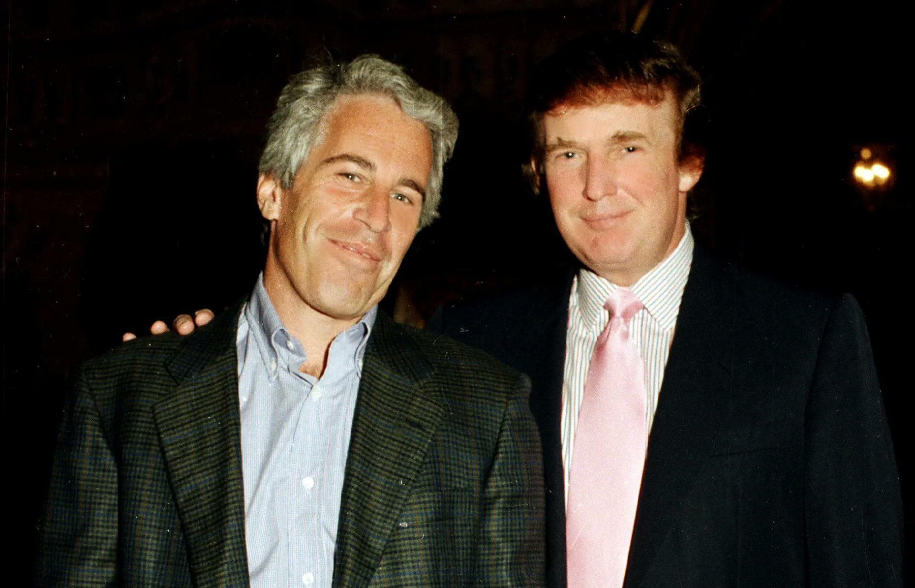 Relația lui Donald Trump cu Jeffrey Epstein: Dovezi foto și video nemaivăzute din anii ’90. CNN publică detalii inedite