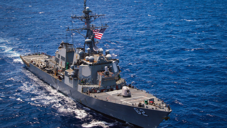 Incident între un distrugător american şi un elicopter iranian în Golful Oman