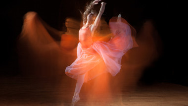 balerina danseaza pe scena