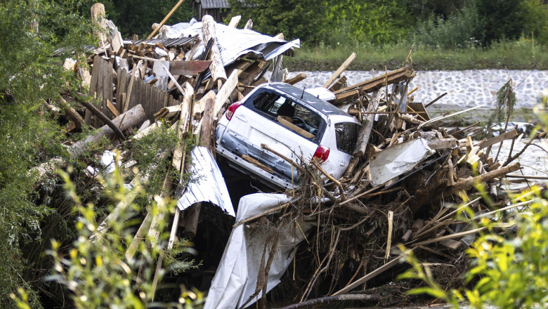 VIDEO&FOTO  Inundații devastatoare în România. Zone din 16 județe și din București afectate: case inundate, copaci doborâți și drumuri blocate