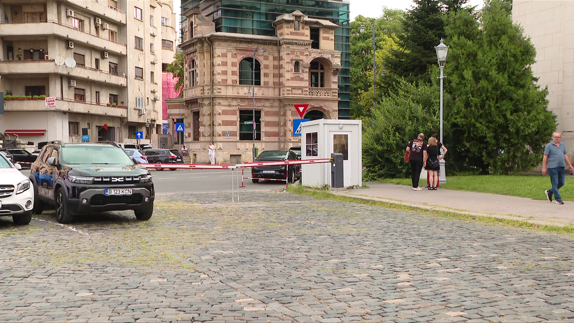 Ministerul de Interne vrea să închidă o parte din Piața Revoluției. Terenul din fața instituției, miza unui conflict cu Primăria