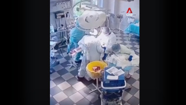 medici in timpul unei interventii chirurgicale