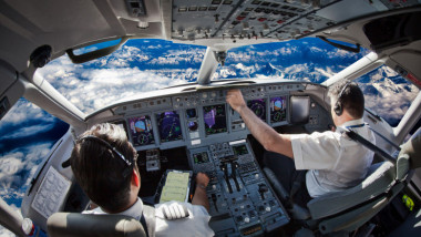 piloti in cockpitul unui avion aflat in zbor