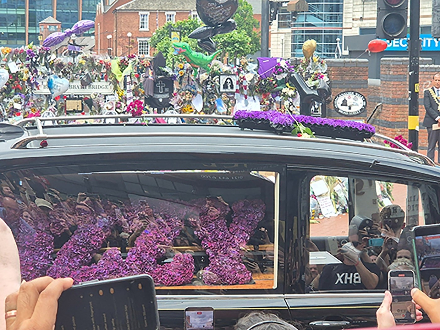 Legendarul star rock Ozzy Osbourne, condus pe ultimul drum. Cortegiul funerar a străbătut străzile din Birmingham