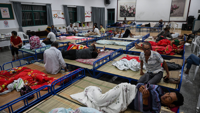 GALERIE FOTO  Taifunul Co-May a dus la evacuarea a peste 280.000 de oameni și la anularea a 640 de curse aeriene în Shanghai