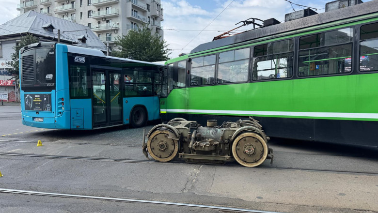 VIDEO&FOTO  Accident între un tramvai și un autobuz al STB, în Sectorul 5 din Capitală: momentul în care cele două vehicule se ciocnesc. 11 răniți