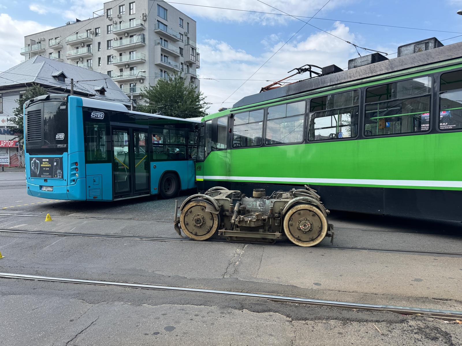 Accident între un tramvai și un autobuz al STB, în Sectorul 5 din Capitală: momentul în care cele două vehicule se ciocnesc. 11 răniți