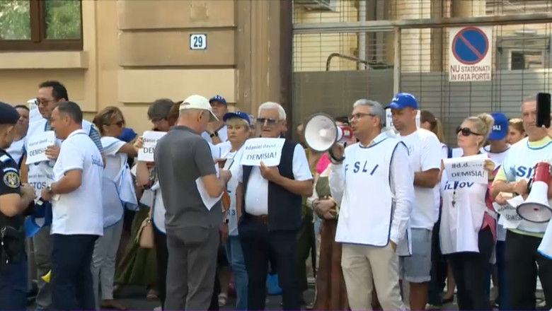 VIDEO  A doua zi de proteste în fața Ministerului Educației. Sindicaliștii amenință că suspendă activitatea didactică din toamnă