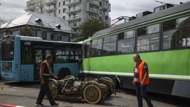 INSTANT_ACCIDENT_STB_TRAMVAI_AUTOBUZ_05_INQUAM_Photos_Cosmin_Enache