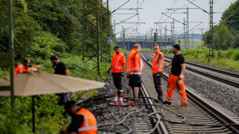 Traficul feroviar între orașele Duisburg și Dusseldorf a fost perturbat de un incendiu la cabluri. Autoritățile suspectează un sabotaj