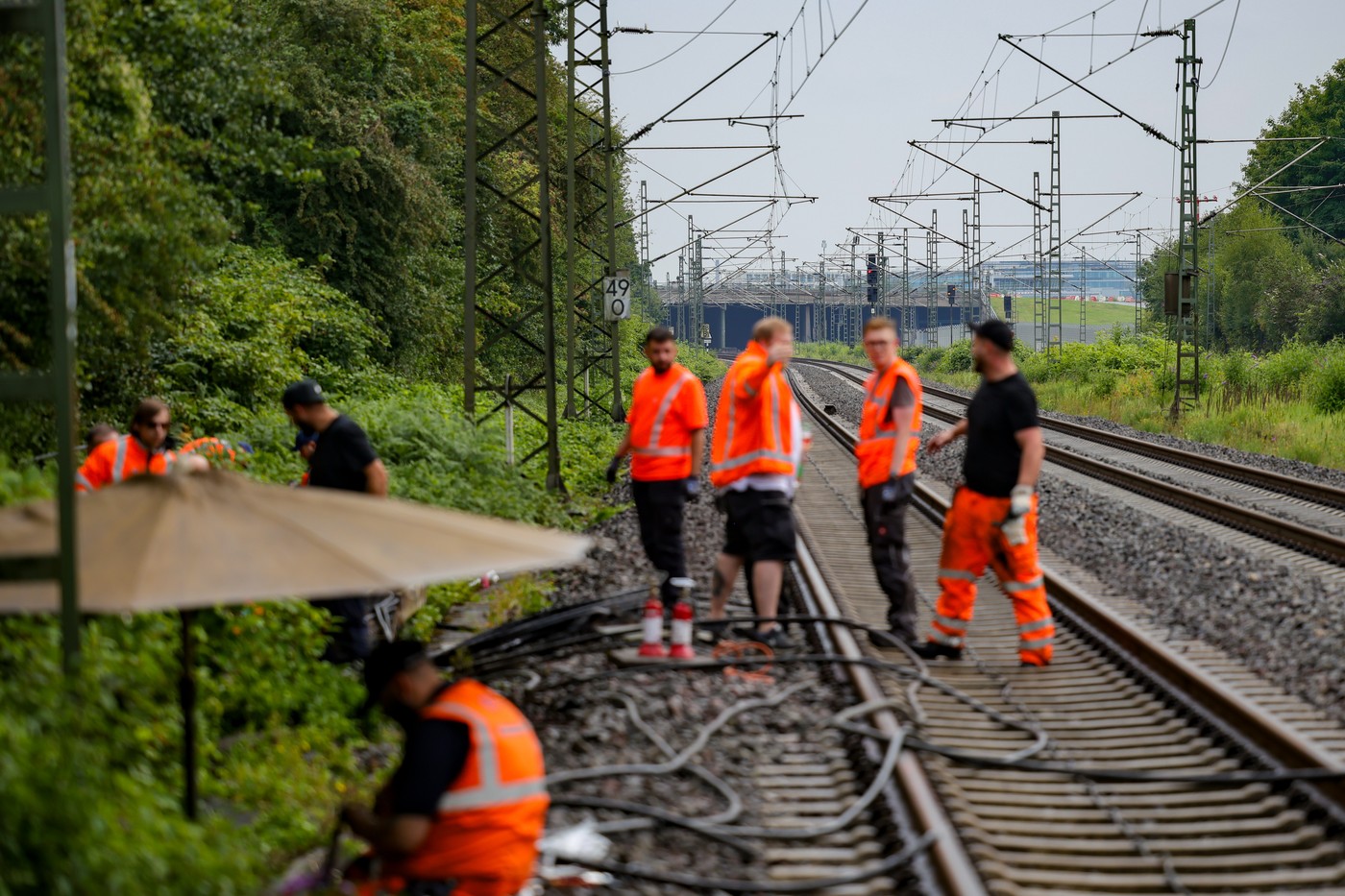 Traficul feroviar între orașele Duisburg și Dusseldorf a fost perturbat de un incendiu la cabluri. Autoritățile suspectează un sabotaj