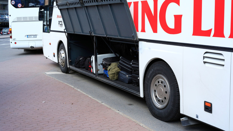 autobuz cu compartimentul de bagaje deschis