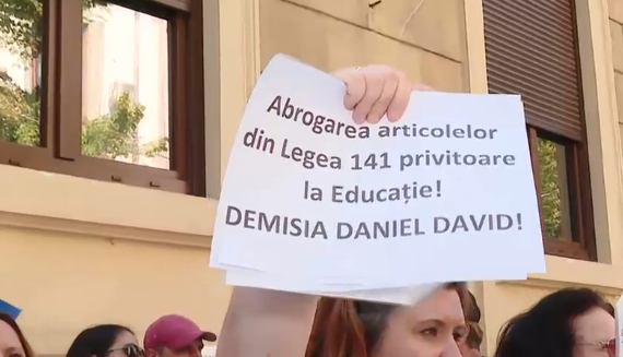 Încă o zi de proteste la Ministerul Educației, profesorii îi cer demisia lui Daniel David: „Educaţia nu e o cheltuială, e o investiție”