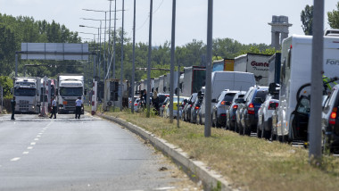 masini care asteapta sa treaca pe podul de la girgiu ruse