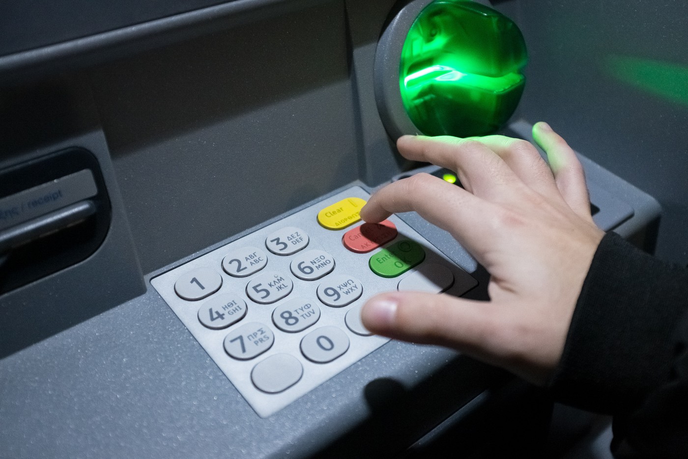 Băncile din Grecia renunţă la comisioanele pentru retragerile de numerar de la ATM-uri pentru deținătorii eleni de carduri