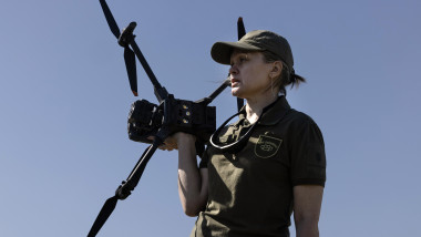 Femeile ucrainene învață să piloteze drone în timp de război