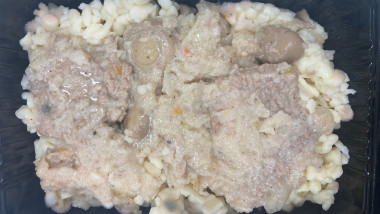 mancare de spital cu orez si carne