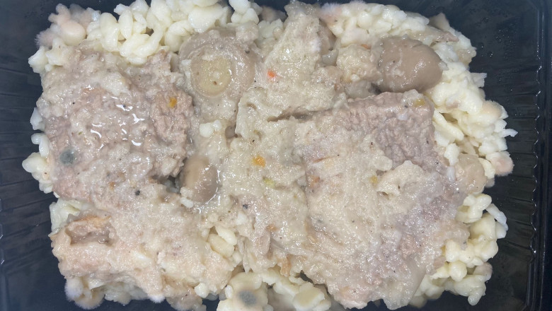 mancare de spital cu orez si carne