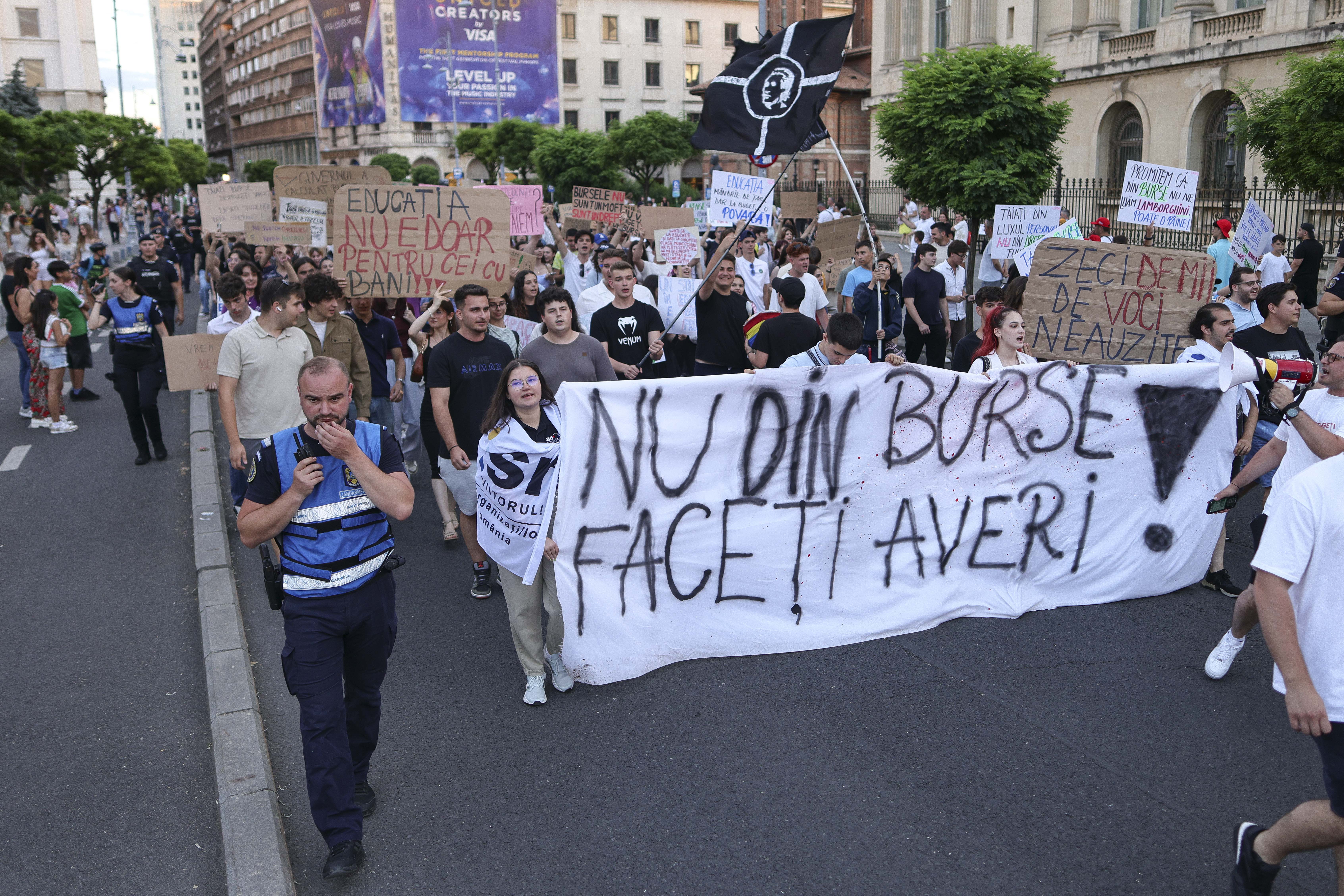 Reacția ANOSR după tăierea burselor pentru studenții de la taxă: „O măsură injustă şi discriminatorie”
