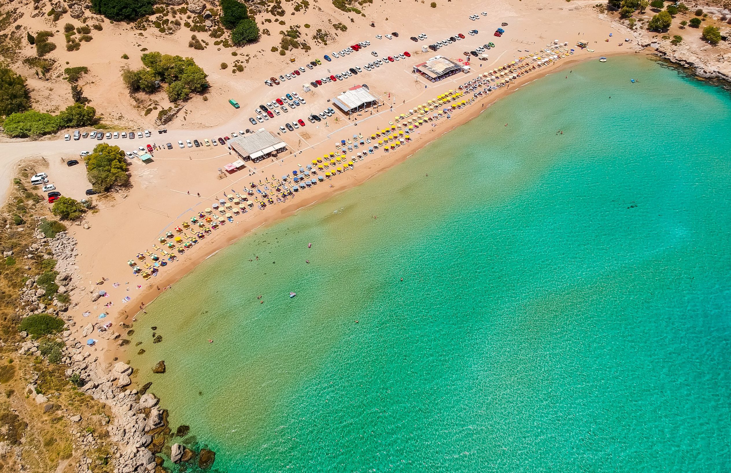 O turistă britanică a dispărut „misterios” de pe șezlong, pe o plajă din Grecia. Autoritățile desfășoară căutări pe mare și pe uscat