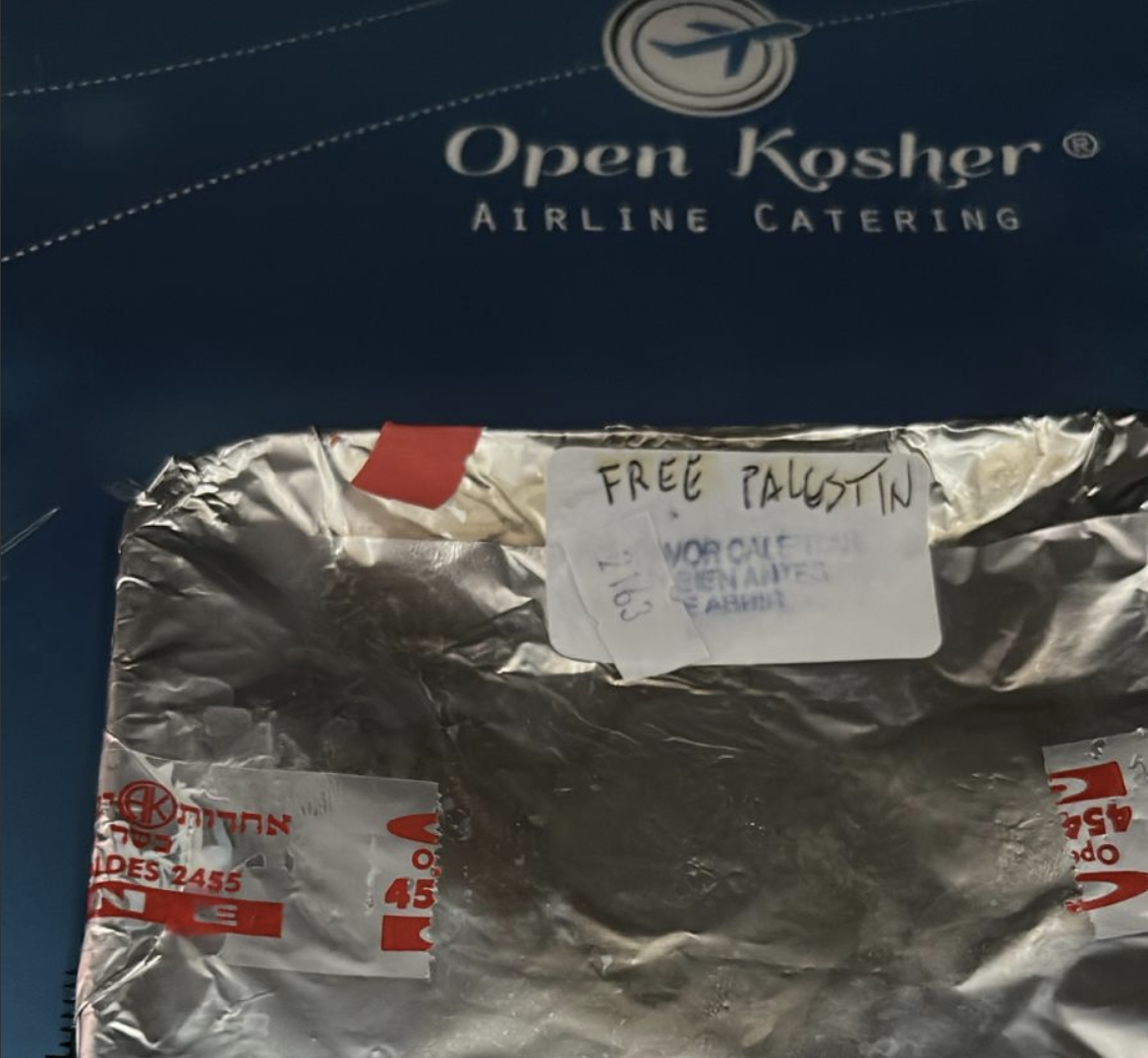 Pasagerii evrei ai unui zbor Iberia s-au trezit cu sloganul „Free Palestine!” în tava cu mâncare cușer