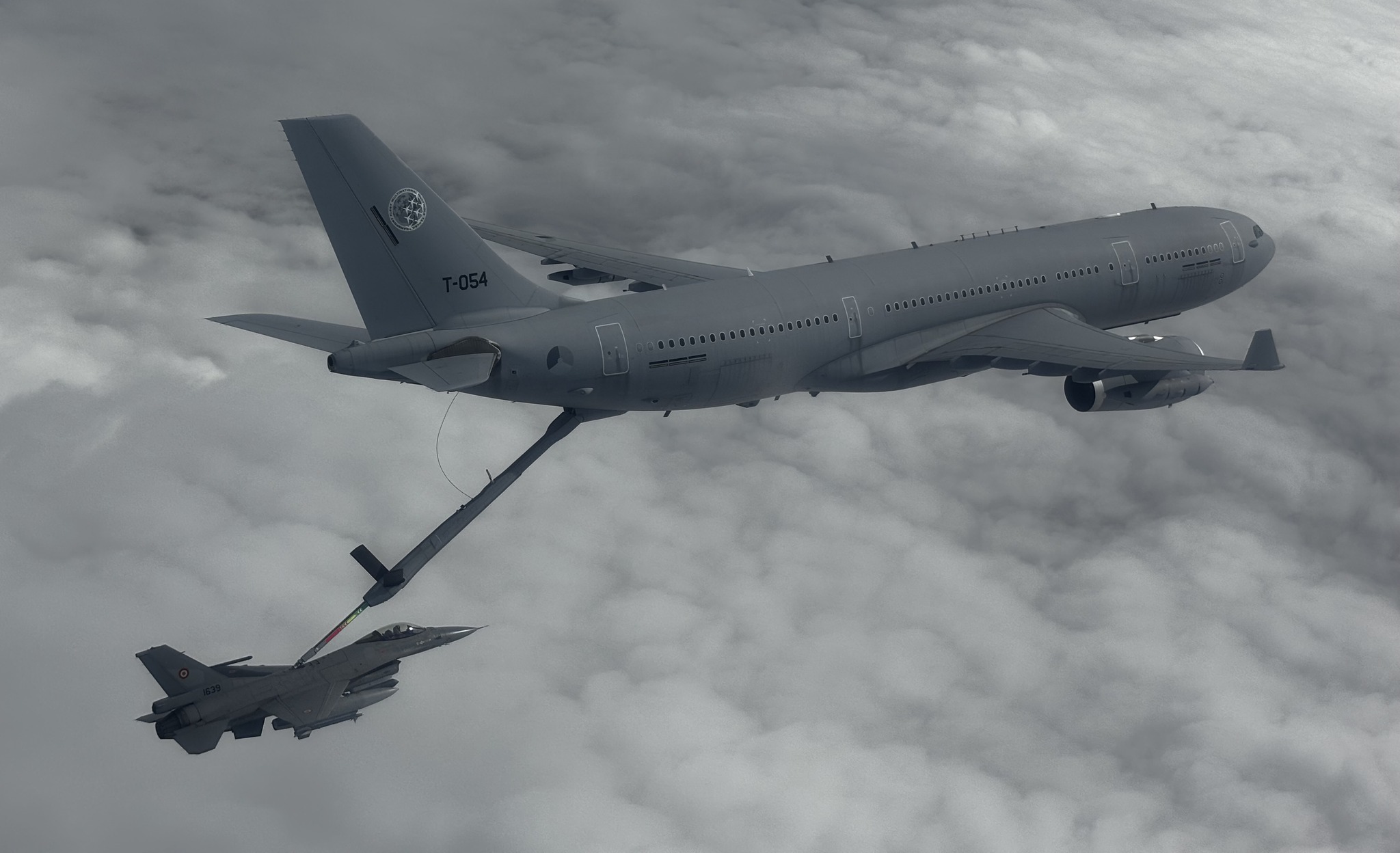 Imagini spectaculoase de la un exercițiu NATO de alimentare în aer a avioanelor de vânătoare deasupra Mării Negre