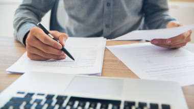 Taxe și contribuții pentru venituri din drepturi de autor. Foto Getty Images