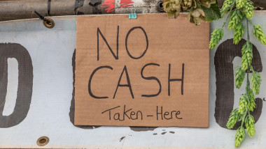 carton agățat cu mesajul "fără cash"