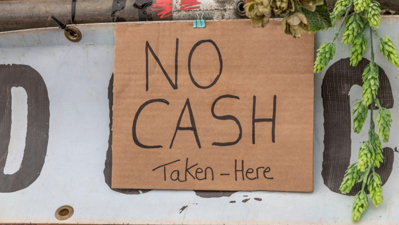 O țară unde „banii cash fac legea” și cei mai mulți oameni nu au cont bancar ar putea fi primul stat din lume care interzice bancnotele