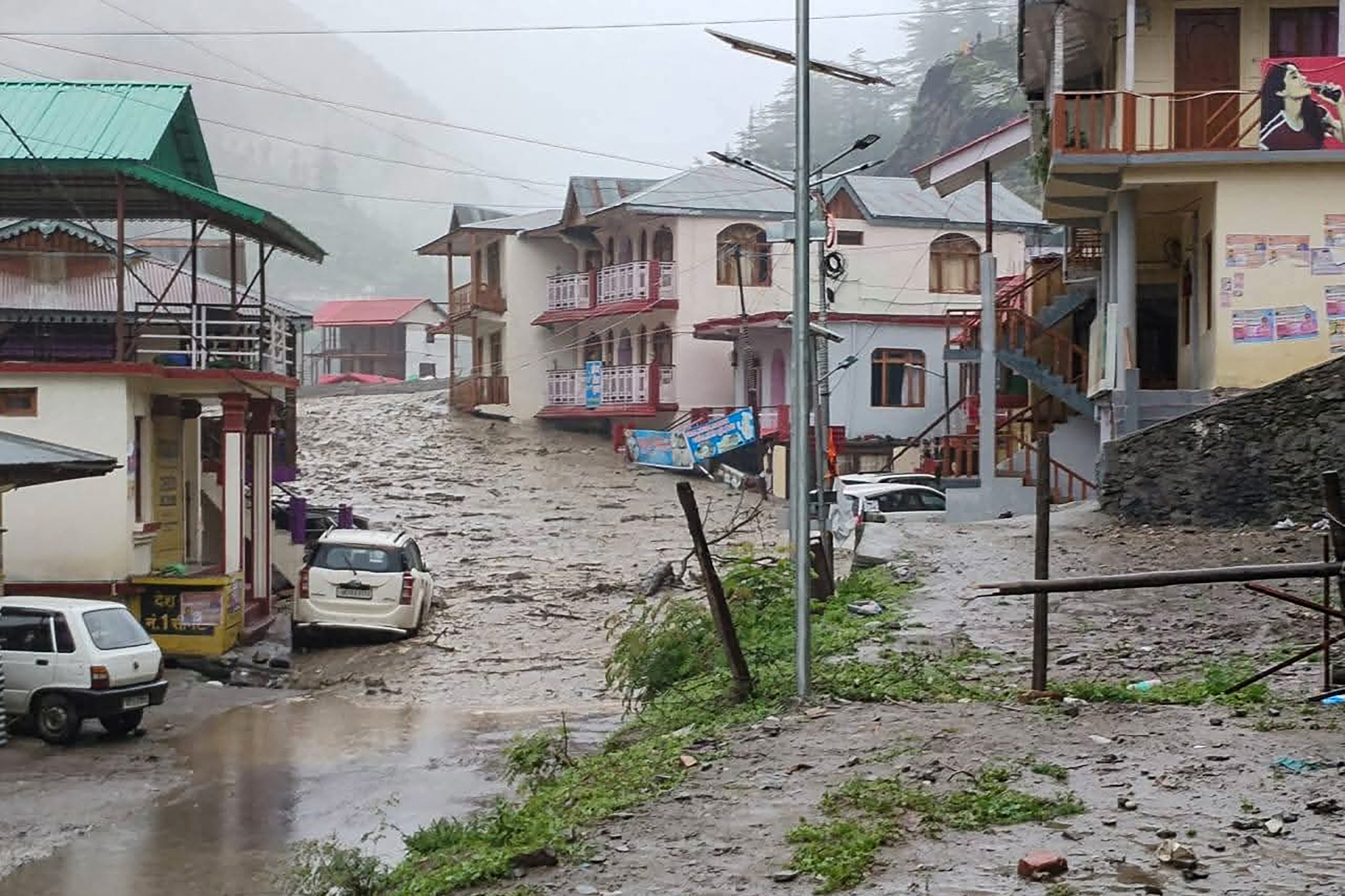 Sat indian distrus de viitură, la poalele munților Himalaya: cel puțin 4 morți și peste 50 de dispăruți