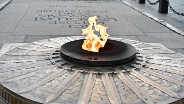 Le président Emmanuel Macron et Keir Starmer, premier ministre du Royaume Uni, participent à la cérémonie de dépôt de gerbe et au ravivage de la flamme à l'Arc de triomphe lors de la commémoration du 106ème anniversaire de l'armistice de 1918