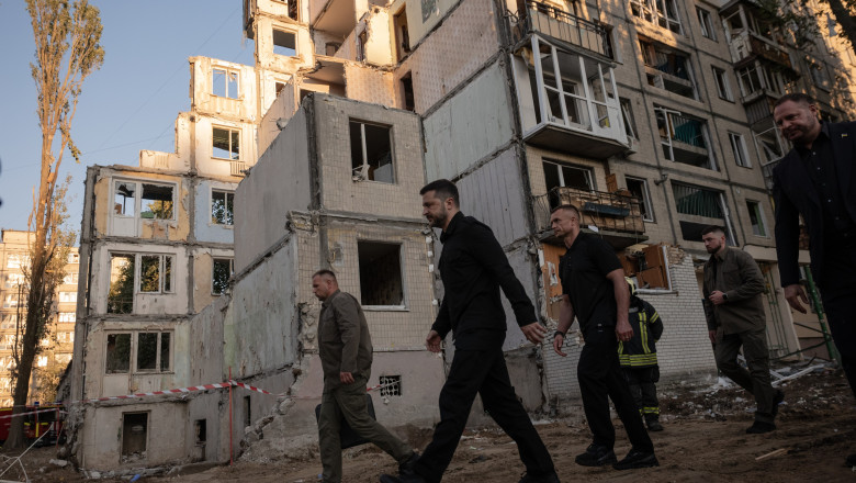 Volodimir Zelenski vizitează o zonă bombardată de drone