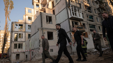 Volodimir Zelenski vizitează o zonă bombardată de drone