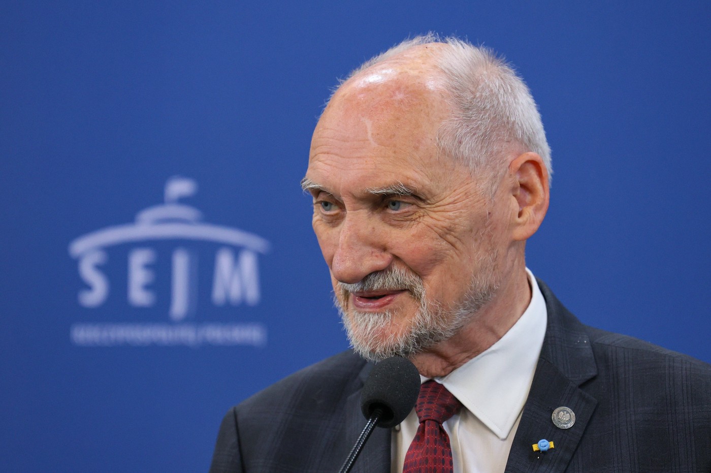 Parlamentul polonez a votat pentru ridicarea imunității fostului ministru al Apărării Antoni Macierewicz. Ce i se impută acestuia