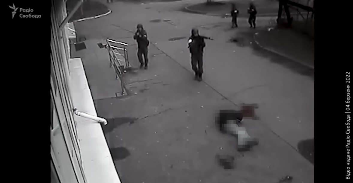 Momentul în care un civil din Bucea este executat în stradă de către ruși. Urmează jefuirea unui magazin. Vladimir Putin: „Provocări”