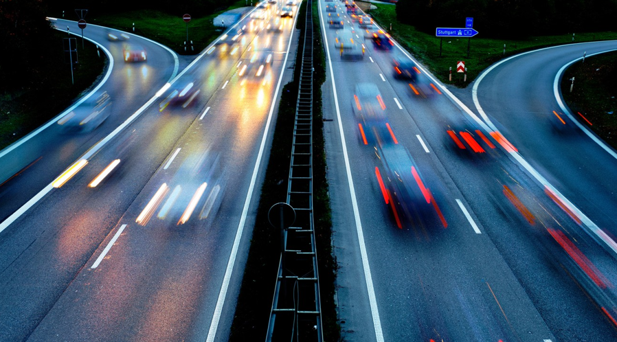 Șofer prins cu 320 km/h, o viteză de aproape trei ori mai mare decât limita impusă, pe o autostradă din Germania. Cum a fost sancționat