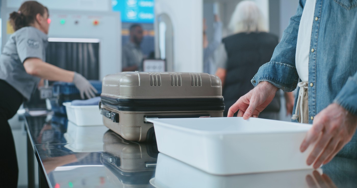 Pasagerii de pe Aeroportul Otopeni vor putea călători cu recipiente de lichide mai mari în bagajele de mână. Termenul anunțat de CNAB