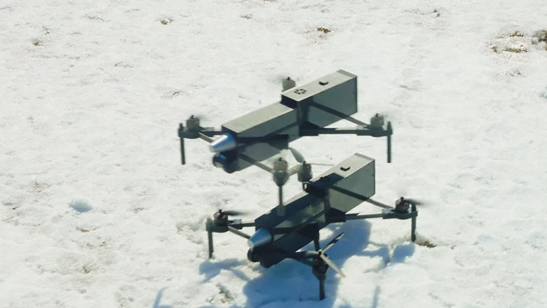 VIDEO  Dezvoltatorii sud-coreeni au creat drone cu inteligență artificială care permit unui singur pilot să comande simultan 100 de FPV-uri