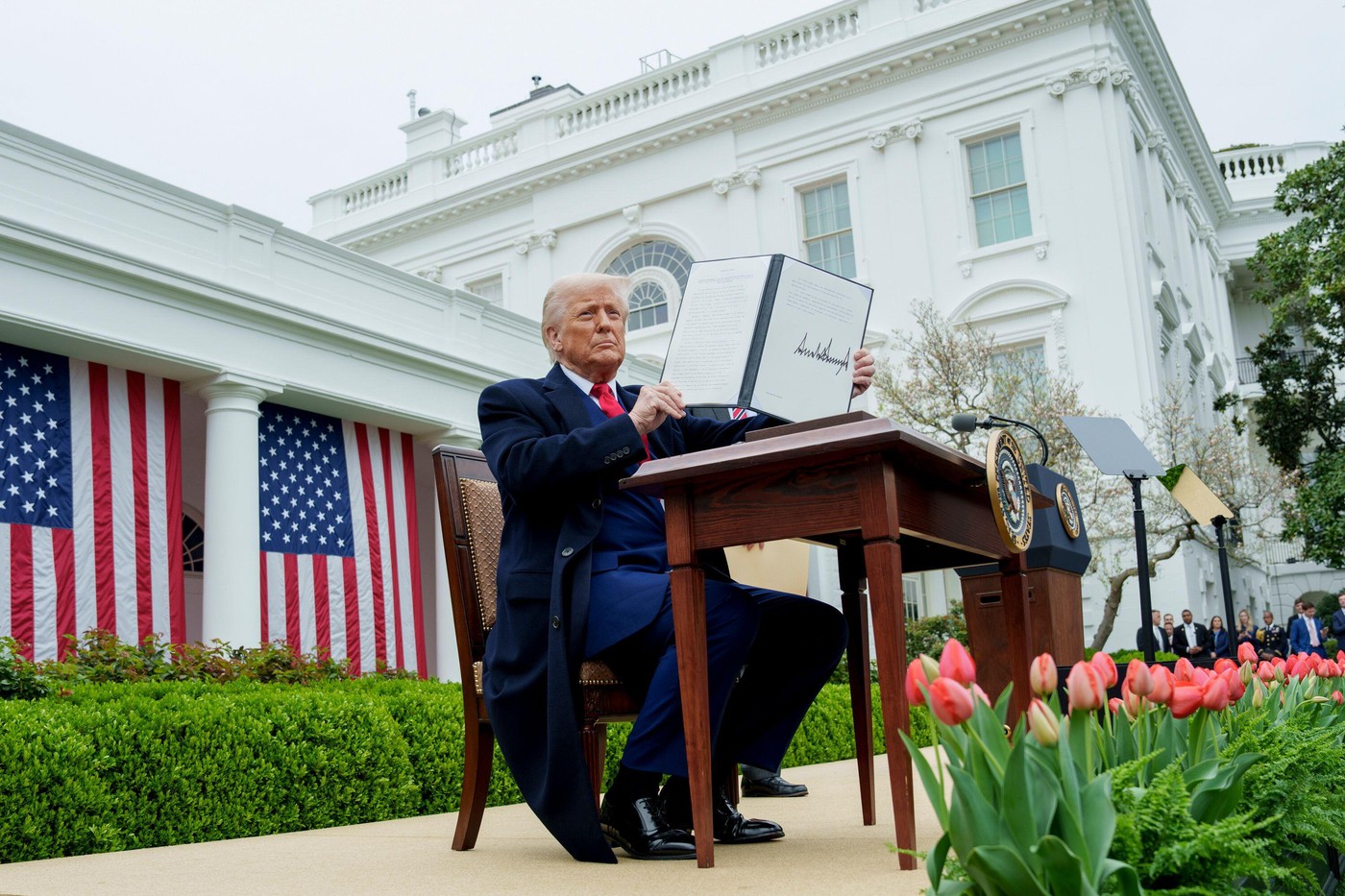 Noile tarife americane lovesc de astăzi zeci de țări. Trump promite că vor curge „miliarde” în SUA