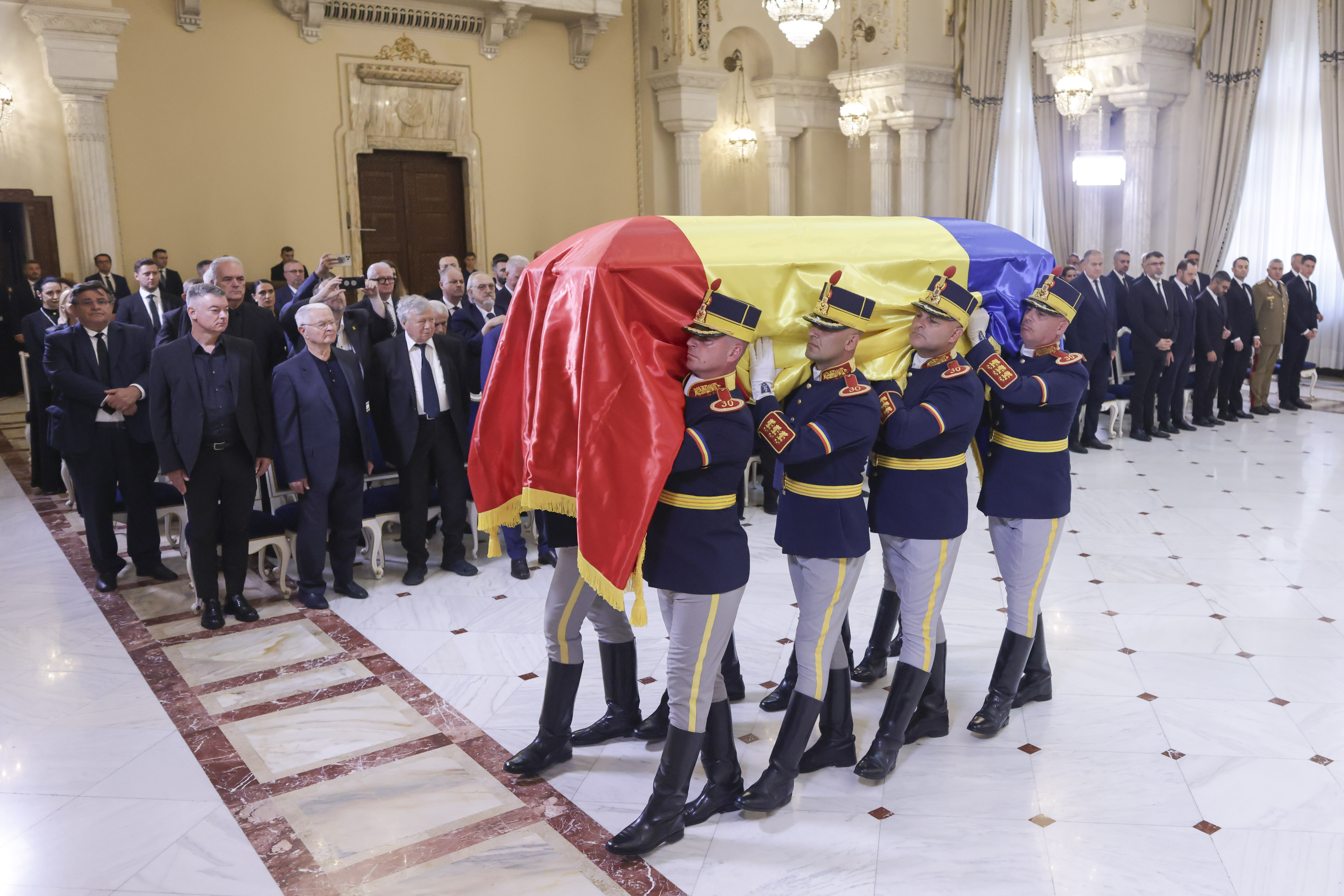 Funeraliile lui Ion Iliescu: Fostul președinte a fost înmormântat cu onoruri militare, la Cimitirul Ghencea. Este zi de doliu național