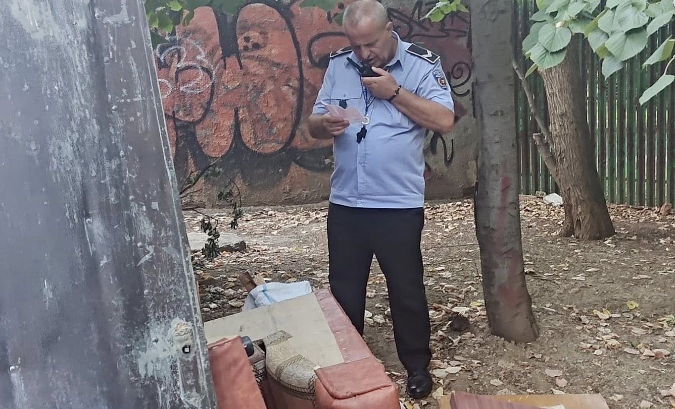 O bucureșteancă a aruncat din greșeală un document la gunoi. Polițiștii l-au găsit și au dat amenzi de 8.000 de lei